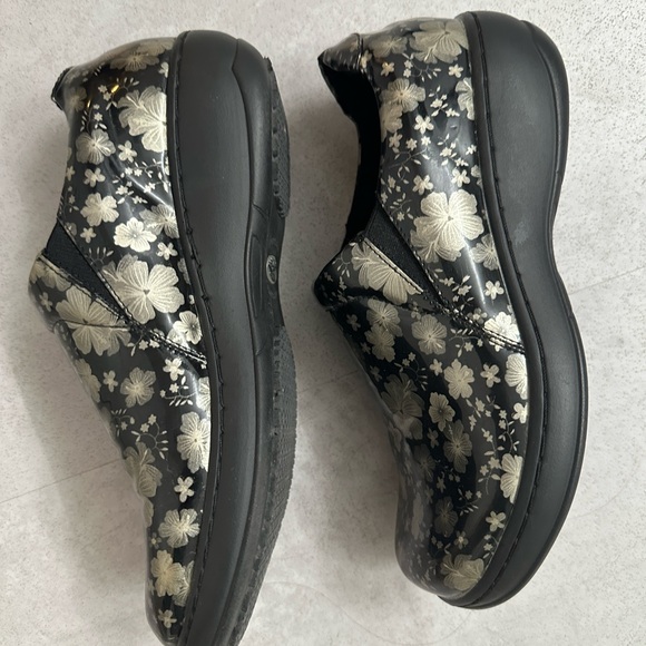 Spring Step Rain shoes size 6 - Picture 4 of 5